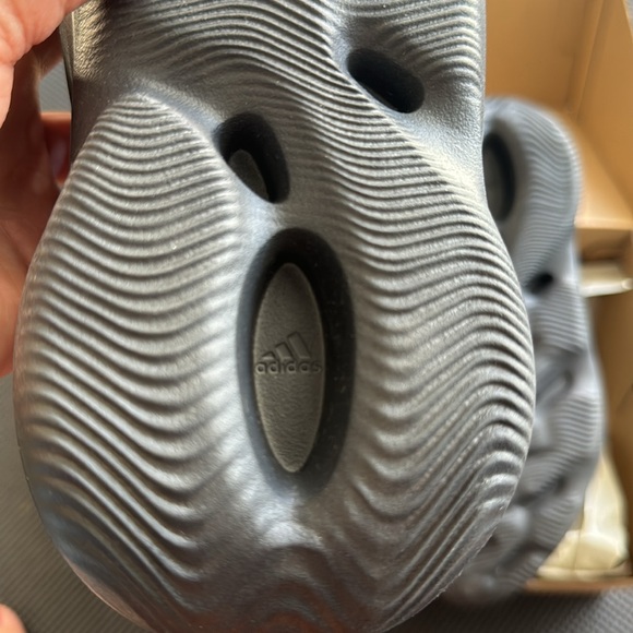 NWT - YEEZY FOAM RNR - Kids Sz 3. Can fit Women’s 6 - Picture 6 of 7